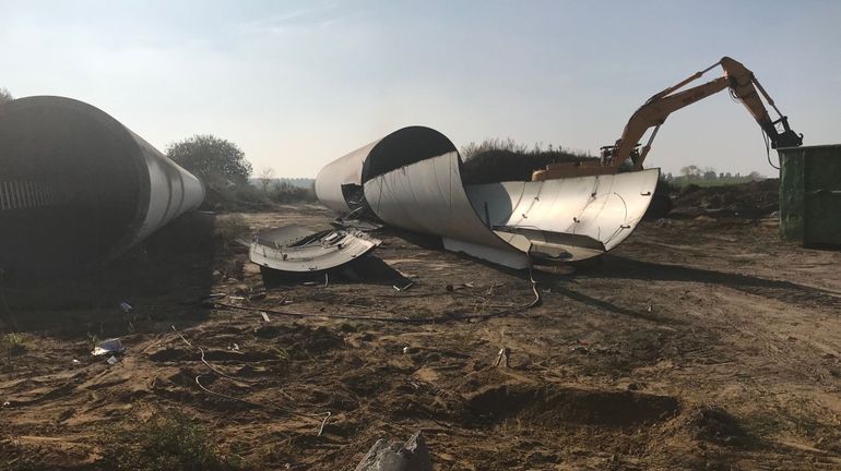 Découpage du mat d’une éolienne en cours de démantèlement à Perwez (Wallonie)
